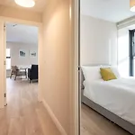 2nd Floor Stylish 2-bed ドロイダ