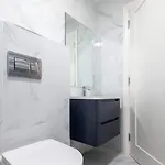 2nd Floor Stylish 2-bed ドロイダ