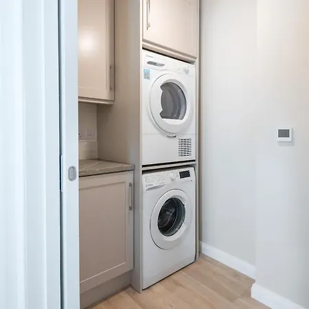 Apartment 2nd Floor Stylish 2-bed *