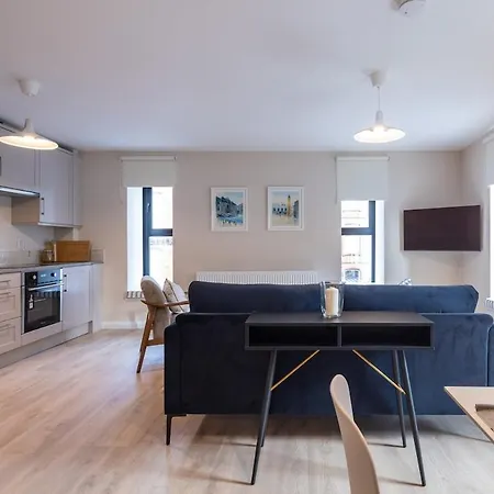 2nd Floor Stylish 2-bed * Drogheda