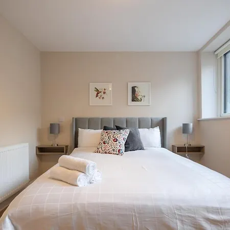 2nd Floor Stylish 2-bed アパート