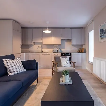 Apartment 2nd Floor Stylish 2-bed *