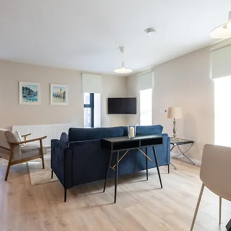 2nd Floor Stylish 2-bed *