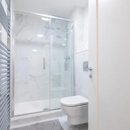 2nd Floor Stylish 2-bed *