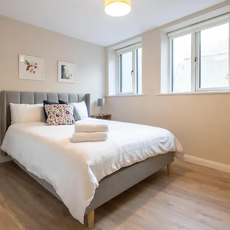 2nd Floor Stylish 2-bed * Drogheda