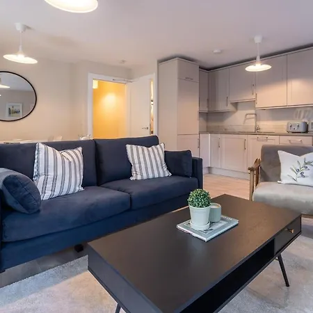 2nd Floor Stylish 2-bed Apartment *