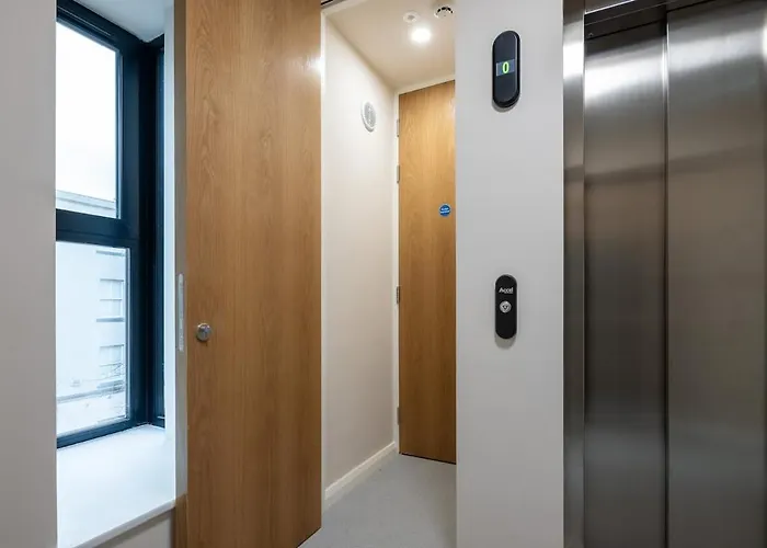 2nd Floor Stylish 2-bed *