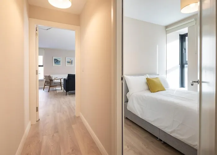 2nd Floor Stylish 2-bed ドロイダ