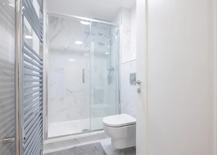 2nd Floor Stylish 2-bed *