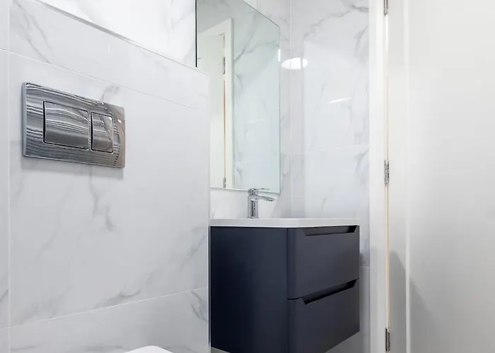 2nd Floor Stylish 2-bed ドロイダ